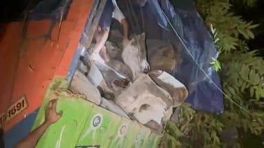বিশালগড়: নিয়ন্ত্রণ হারিয়ে রাবার বোঝাই ট্রাক সোজা বাড়িতে ঘটনা বিশ্রামগঞ্জ