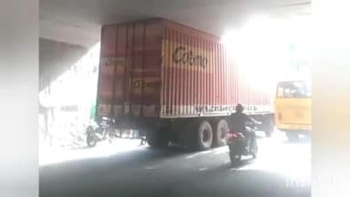 കോഴിക്കോട്: കൊയിലാണ്ടി മുത്താമ്പി റോഡിലെ അടിപ്പാതയിൽ കണ്ടെയ്നര് ലോറി കുടുങ്ങി,