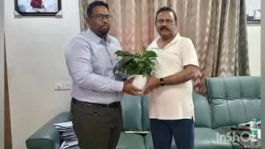 వికారాబాద్: పరిగి ఎమ్మెల్యే రామ్మోహన్ రెడ్డిని మర్యాదపూర్వకంగా కలిసి పుష్పగుచ్చం అందజేసిన డిఎఫ్ఓ విశాల్