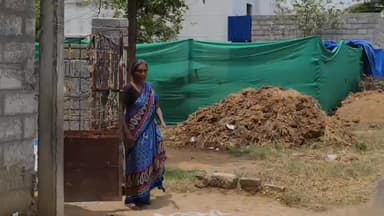 திருப்பத்தூர்: அங்கநாதவலசை பகுதியில் வைக்கோல் புல்லை மாடு மேய்ந்ததால் ஏற்பட்ட தகராறில் மூதாட்டிகளை, கணவன் மனைவி தாக்கும் சிசிடிவி காட்சி வெளியாகி பரபரப்பு
