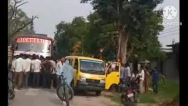 महरौनी: ग्राम खितवास में तेज रफ्तार बस ने सड़क किनारे खड़ी स्कूली वैन को मारी टक्कर, टली बड़ी दुर्घटना