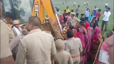 नौगढ़: मझगाई रेंज वन भूमि खाली कराने पहुंची टीम का ग्रामीणों ने किया घेराव, महिलाओं ने बुलडोजर के सामने किया प्रदर्शन
