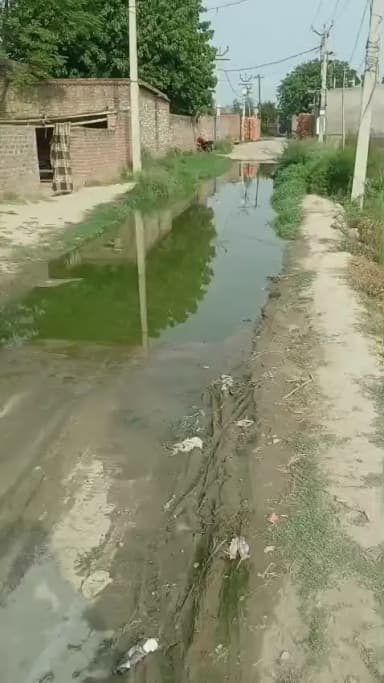 chhote bans ka road per Pani bharkar kya gaon walon Ko pareshan gaon walon Ko aane jaane mein karna pad raha hai dikkato