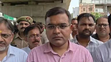 ललितपुर: शहजाद नदी पर बन रहे पुल के सर्विस रोड के संबंध में लोगों की आशंकाओं का जिलाधिकारी ने किया समाधान, दी जानकारी