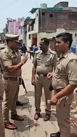 एटा: होली मोहल्ले से अज्ञात चोरों ने इकोकार की चोरी की, पुलिस की टीमें CCTV कैमरे की मदद से चोरों की तलाश में जुटी