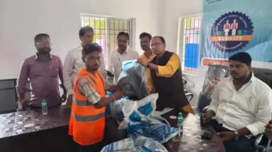 कोडरमा: नमस्ते दिवस पर सफाई मित्रों को मिला सम्मान, आईडी कार्ड व पीपीई किट का वितरण