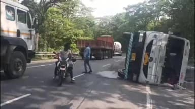 कोडरमा: कोडरमा घाटी के लठबहिया मोड़ पर हाइवा दुर्घटनाग्रस्त, चालक घायल; रोड सेफ्टी सदस्य सागर गिरी ने अस्पताल पहुंचाया