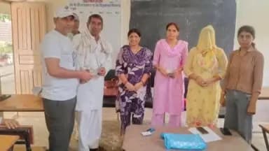 लोहारू: गिगनाऊ में विशेष गहन पुनरीक्षण कार्य में उत्कृष्ट प्रदर्शन करने वाले बीएलओ व सहयोगी कर्मचारियों का हुआ सम्मान