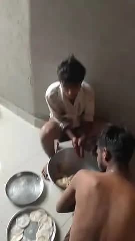 यह लोग बहुत गरीबहै अपने
इनका कोई तो सहारा है
