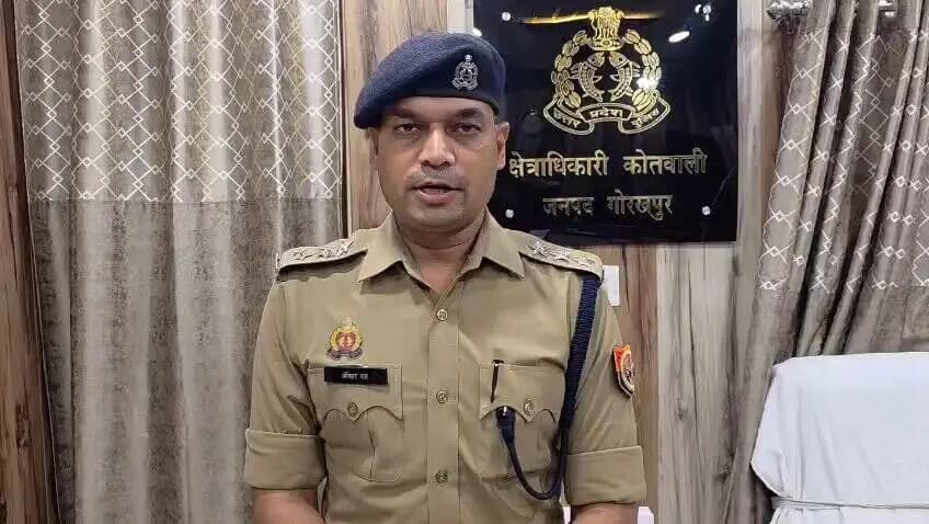 #gorakhpurpolice
➡️लोन देने के नाम पर साइबर ठगी करने वाले 02 नफर अभियुक्त को थाना कोतवाली पुलिस द्वारा गिरफ्तार किया गया तथा अभियुक्त के कब्जे से 06 अदद मोबाइल,10 अदद एटीएम कार्ड, 06 अदद सिम व 1500 रुपये नकद बरामद किया गया । जिसके संबध में #COKotwali द्वारा दी गयी वीडियो बाइट-
#UPPolice #VideoByte
@dgpup @AdgGkr @adgzonegkr @diggorakhpur