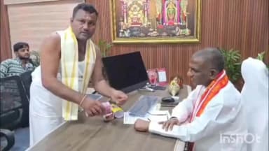 శ్రీశైలం: శ్రీశైల అమ్మవారికి అగ్గిపెట్టె లో పట్టే పట్టుచీర అమ్మవారికి సమర్పణ సిరిసిల్ల చేనేత కళాకారుడు విజయ్ కుమార్ అద్భుత సృష్టి