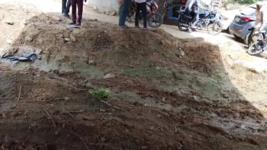 खोह रेलवे फटक बंद होने के कारण गाड़ियों की हुईं भीड़