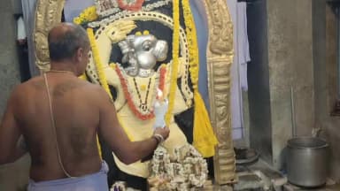 ಮದ್ದೂರು: ಪಟ್ಟಣದ ಶ್ರೀ ಹೊಳೆ ಆಂಜನೇಯಸ್ವಾಮಿ ದೇವಾಲಯದಲ್ಲಿ ಆಷಾಢ ಅಮಾವಾಸ್ಯೆ ಪ್ರಯುಕ್ತ ವಿಶೇಷ ಪೂಜೆ