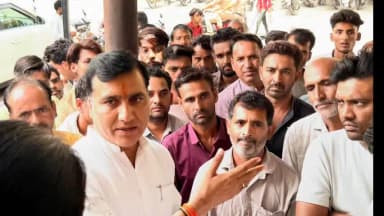 राजगढ़: राजगढ़ में जिला पंचायत अध्यक्ष चंदर सिंह सोंधिया ने कलेक्ट्रेट कार्यालय में लोगों की समस्या सुनी