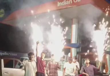 डिंडौरी: समनापुर के पेट्रोल पंप में युवाओं ने आतिशबाजी कर मनाया जन्मदिन, वीडियो सोशल मीडिया पर वायरल
