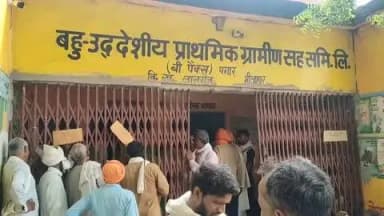 लालगंज: साधन सहकारी समिति लहंगपुर में खाद लेने के लिए किसानों की उमड़ी भीड़, एडीओ कोआपरेटिव व पुलिस की मौजूदगी में बांटी गई खाद