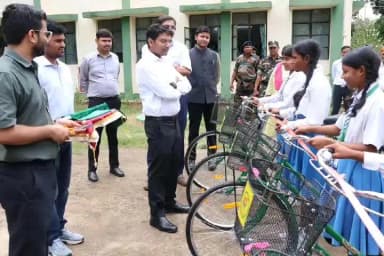 दुमका: सीएम स्कूल ऑफ एक्सीलेंस की छात्राओं को मिली साइकिल, शिक्षा से जोड़ने की पहल को मिला बल