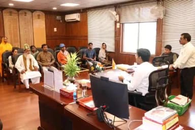 दुमका: जनता दरबार में आमजनों की समस्याएं सुनीं, अधिकारियों को त्वरित कार्रवाई के निर्देश