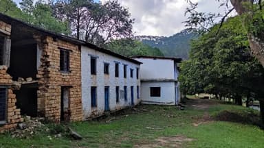 कांडा: राइका देवतोली परिसर में खतरे का सबब बने जीर्ण-शीर्ण भवनों की सर्वे कर, प्रस्ताव शासन को भेजने के निर्देश डीएम ने दिए