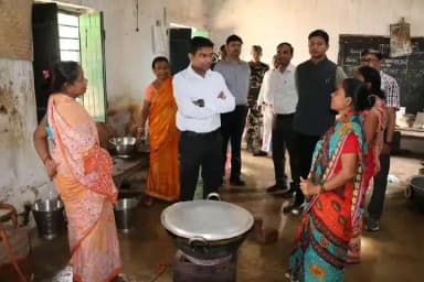 दुमका: राजकीय केंद्रीय बालिका मध्य विद्यालय का निरीक्षण, मिड डे मील की गुणवत्ता पर जोर