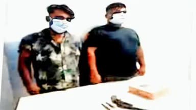 सोनबरसा: नेपाल के एक सैलून से सोनबरसा के दो युवक देशी कट्टा और दो कारतूस के साथ गिरफ्तार