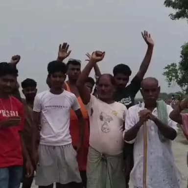 बैरिया: गंडक नदी के बढ़ते जलस्तर से ग्रामीणों में दहशत, पूजहा घाट पर प्रदर्शन