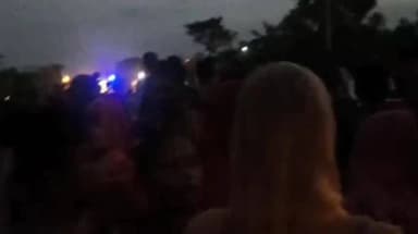 सोनबरसा: बेला में तेज रफ्तार बाइक की टक्कर से सड़क किनारे खड़ी दो चचेरी बहन और चालक घायल