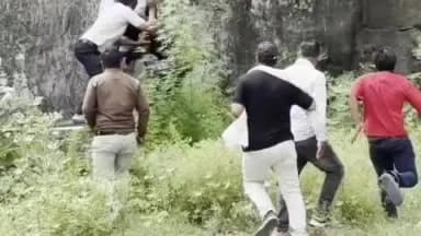राजसमंद: राजसमंद, कांकरोली में दिनदहाड़े अधेड़ से लूट की कोशिश, पीड़ित ने दोनों उचक्कों को टॉयलेट में बंद किया, वीडियो वायरल