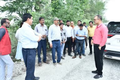 कलेक्टर श्री कुन्दन कुमार ने पंडरिया एनएच निर्माण कार्य का किया औचक निरीक्षण।
सड़क पर धूल और नाली निर्माण में लापरवाही पर जताई नाराजगी।
इंजीनियर व ठेकेदार को लगाई कड़ी फटकार, आवागमन सुचारु रखने के दिए निर्देश।
#Mungeli #chhattisgarh #GoodGovernance