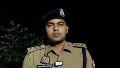 थाना चरवा अंतर्गत गौवंश के अवशेष मिलने की सूचना पर तत्काल पुलिस टीम द्वारा मौके पर पहुंचकर पशु चिकित्साधिकारियों से अवशेषों की सेम्पुलिग कराते हुए विधि विज्ञान प्रयोगशाला भेजा जा रहा है, एवं प्राप्त तहरीर के आधार पर सुसंगत धाराओं में अभियोग पंजीकृत किया गया है। पुलिस अधीक्षक कौशाम्बी द्वारा घटना के अनावरण एवं अभियुक्तों की गिरफ्तारी हेतु 02 टीमों का गठन कर आवश्यक निर्देश दिए गए हैं। इस संबंध में क्षेत्राधिकारी चायल श्री शिवांक सिंह की वीडियो बाइट।
#UPPolice
#kaushambipolice