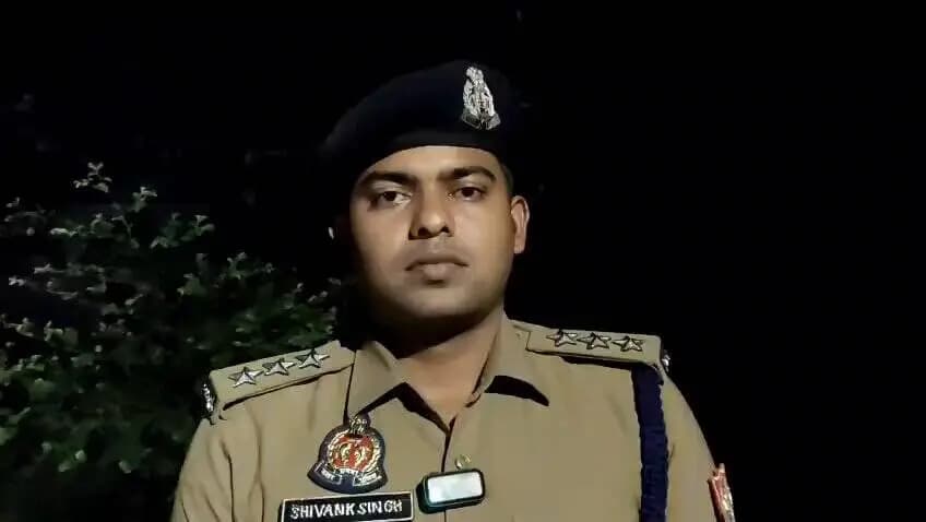 थाना चरवा अंतर्गत गौवंश के अवशेष मिलने की सूचना पर तत्काल पुलिस टीम द्वारा मौके पर पहुंचकर पशु चिकित्साधिकारियों से अवशेषों की सेम्पुलिग कराते हुए विधि विज्ञान प्रयोगशाला भेजा जा रहा है, एवं प्राप्त तहरीर के आधार पर सुसंगत धाराओं में अभियोग पंजीकृत किया गया है। पुलिस अधीक्षक कौशाम्बी द्वारा घटना के अनावरण एवं अभियुक्तों की गिरफ्तारी हेतु 02 टीमों का गठन कर आवश्यक निर्देश दिए गए हैं। इस संबंध में क्षेत्राधिकारी चायल श्री शिवांक सिंह की वीडियो बाइट।
#UPPolice
#kaushambipolice