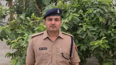 #CRACKDOWN_BULANDSHAHR
हत्या की घटना में वांछित बदमाश के साथ थाना खुर्जा देहात पुलिस व स्वाट टीम देहात की हुई मुठभेड़, जवाबी कार्यवाही में 01 बदमाश घायलावस्था में गिरफ्तार, कब्जे से अवैध असलहा, कारतूस व 01 मोबाइल फोन (मृतक का) एवं 01 मोबाइल फोन (घटना में प्रयुक्त) बरामद।
उक्त सम्बन्ध में क्षेत्राधिकारी खुर्जा श्री शोभित कुमार की बाइट।
#uppolice