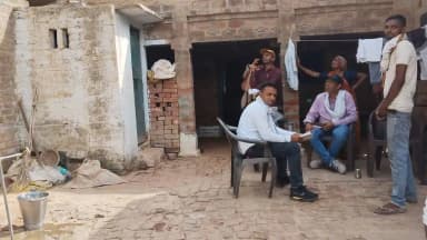 जगदीशपुर गांव में बिजली विभाग ने अपनी टीम के साथ मारा छापा
