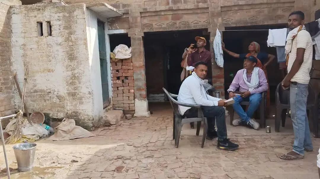 जगदीशपुर गांव में बिजली विभाग ने अपनी टीम के साथ मारा छापा