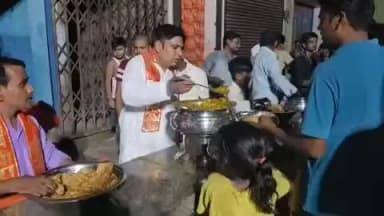 जौनपुर: रौजा अर्जन वार्ड में हनुमान मंदिर पर लगाया गया विशाल भंडारा, सभासद शाहनवाज मंसूर ने लोगों को प्रसाद वितरण किया