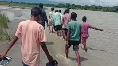 কুমারগ্রাম: নৌকায় চেপে পার হতে হয় রায়ডাক নদী, জয়দেবপুর নৌকা ঘাটে সেতু তৈরির দাবি ধনতলি ও জয়দেবপুরটাপুর বাসিন্দাদের