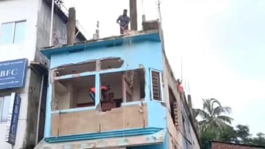 মোহনপুর: মোঠ চোমুহনি এলাকায় পৈত্রিক সম্পত্তি নিয়ে দুই ভাইয়ের মধ্যে বিবাদ,আদালতের নির্দেশে ভাঙ্গা হলো বড় ভাইয়ের বাড়ির অংশ