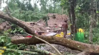 তিনিচুকীয়া: গাখীৰভেটি অঞ্চলৰ ন-ধুলিজান গাঁৱত প্ৰচণ্ড বতাহ-ধুমুহাত বিধ্বস্ত আত্মনিৰ্ভৰ যুৱকৰ ব্ৰইলাৰ ফাৰ্ম, চৰকাৰী সহায়ৰ আবেদন