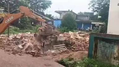 ବ୍ୟାସନଗର: ବ୍ୟାସନଗର ତହସିଲ ପ୍ରଶାସନ ପକ୍ଷରୁ ପାଣିକୋଇଲି ଛକ ସ୍ଥିତ ଶୌଚାଳୟ ସମ୍ମୁଖରୁ ଜବର ଦଖଲ ଉଛେଦ ଆରମ୍ଭ