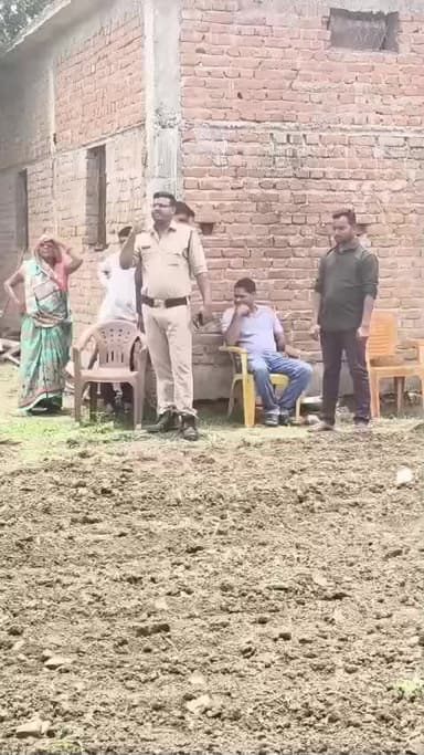 Polic ke dwara madhy pradesh Shasan bhumi ki jotai Ravi jaysawal ke tractor se Rajbhan sen Ne bowai ki
