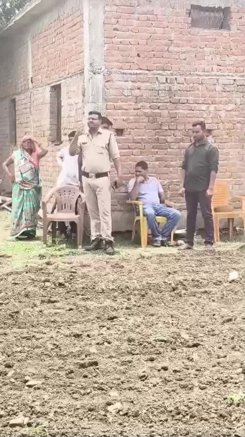 Polic ke dwara madhy pradesh Shasan bhumi ki jotai Ravi jaysawal ke tractor se Rajbhan sen Ne bowai ki