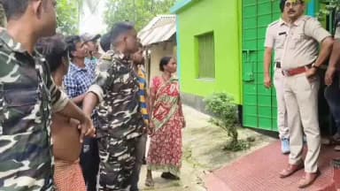 আরামবাগ: পুলিশের হাতে আটক আরামবাগ পঞ্চায়েত সমিতির সভাপতি,বাড়ির সামনে বিক্ষোভ ও 'ডিম থেরাপি'