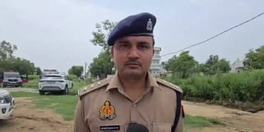 ➡️दिनांक 14.07.2026 की रात्रि समय करीब 10.30 बजे थाना खुर्जा नगर क्षेत्रान्तर्गत पहासू अड्डे पर दो पक्षों के बीच मारपीट हुई जिसमें राजकुमार पक्ष थाना खुर्जा कस्बे का रहने वाला है तथा दूसरा पक्ष लाखन देवराला, थाना शिकारपुर का रहने वाला है । दोनो आपस में पूर्व से परिचित है। अब तक की जांच में दोनो के बीच पुरानी पैसे के लेन देन को लेकर मारपीट होना प्रकाश में आया है। राजकुमार पक्ष के तीन लोग घायल हुए है।
➡️राजकुमार पक्ष से प्राप्त तहरीर के आधार पर थाना खुर्जा नगर पर अभियोग पंजीकृत किया जा रहा है। अभियुक्तों की गिरफ्तारी के टीमे गठित की गयी है। शीघ्र ही अभियुक्तों की गिरफ्तारी कर विवेचना का विधिक निस्तारण किया जायेगा।
➡️इसमें कुछ सोशल मीडिया प्लेटफॉर्म द्वारा 1.70 लाख रुपये लूटे जाने की खबर चलायी जा रही है, लूट जैसी कोई घटना नही हुई है दोनो पक्ष आपस में पूर्व से परिचित है जिनके बीच पैसों के लेन देन को लेकर विवाद है। मारपीट के अन्य कारणों की भी जांच की जा रही है।
➡️इस सम्बन्ध में क्षेत्राधिकारी खुर्जा श्री शोभित कुमार की बाइट~
#UPPolice
#BulandshahrPolice