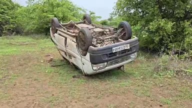 વાલિયા: વાલિયા-નેત્રંગ માર્ગ ઉપર વાડી ચોકડી પાસે ઇક્કો કારનું ટાયર ચોંટી જતા કાર પલટી ખાતા 4 લોકોનો આબાદ બચાવ થયો
