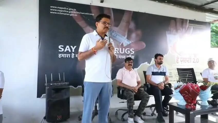 नशे से दूरी है जरूरी 2.0 अभियान का साइकिल रैली के साथ हुआ आगाज
पुलिस अधीक्षक श्री राजेश व्यास ने बताया कि नीमच पुलिस द्वारा 15 से 30 जुलाई तक संचालित "नशे से दूरी है ज़रूरी 2.0" अभियान का शुभारंभ आज साइकिल रैली के साथ किया गया है।
उन्होंने जिले के सभी नागरिकों, विशेषकर युवाओं, अभिभावकों, शिक्षण संस्थानों एवं सामाजिक संगठनों से आग्रह किया है कि इस जन-जागरूकता अभियान में सक्रिय सहभागिता निभाएँ।उन्होंने उपस्थित जनों को स्वयं भी नशे से दूर रहने और दूसरों को भी इसके दुष्प्रभावों के प्रति जागरूक करने के लिए प्रेरित किया।
"नशा छोड़ो, खेलों से जुड़ो" केवल एक संदेश नहीं, बल्कि स्वस्थ, सुरक्षित एवं समृद्ध समाज के निर्माण का संकल्प है।उन्होंने नागरिकों से आह्वान किया कि हम सब मिलकर नशामुक्त नीमच के निर्माण में अपना सक्रिय योगदान दें।
CM Madhya Pradesh
Jansampark Madhya Pradesh
Home Department of Madhya Pradesh
#Nashesedoorihaijaroori2.0
#Saynotodrugs
#NashaMuktBharat
#Neemuch
#नीमच