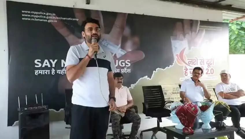 कलेक्टर श्री हिमांशु चंद्रा ने "नशे से दूरी है जरूरी 2.0" अभियान के शुभारंभ अवसर पर नशे से दूरी बनाने तथा पढ़ाई एवं खेल को अपनाने का दिया संदेश।
CM Madhya Pradesh
Jansampark Madhya Pradesh
Home Department of Madhya Pradesh
#Nashesedoorihaijaroori2.0
#Saynotodrugs
#NashaMuktBharat
#Neemuch
#नीमच