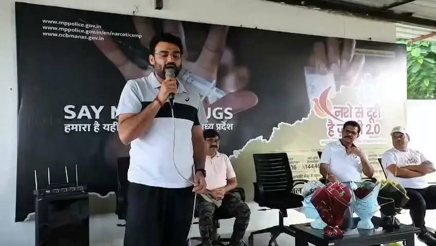 "नशे से दूरी है जरूरी 2.0" अभियान के शुभारंभ अवसर पर कलेक्टर श्री हिमांशु चंद्रा ने उपस्थित जनों को संबोधित करने के उपरांत सभी को नशामुक्ति की शपथ दिलाई। इसके पश्चात जनजागरूकता के उद्देश्य से शहर में साइकिल रैली का आयोजन किया गया।
CM Madhya Pradesh
Jansampark Madhya Pradesh
Home Department of Madhya Pradesh
#Nashesedoorihaijaroori2.0
#Saynotodrugs
#NashaMuktBharat
#Neemuch
#नीमच