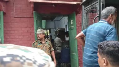 মাথাভাঙা ২: মাথাভাঙ্গা তৃণমূল নেতা উজির মিয়াকে গ্রেফতার করে মাথাভাঙ্গা থানার পুলিশ আজ তাকে আদালতে তোলা হয়