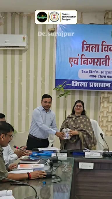 जिला विकास समन्वय एवं निगरानी समिति (दिशा समिति) की बैठक में सरगुजा सांसद श्री चिंतामणि महाराज की अध्यक्षता एवं कलेक्टर श्रीमती रेना जमील की उपस्थिति में विभिन्न जनकल्याणकारी योजनाओं की समीक्षा की गई। गुणवत्ता, समयबद्ध क्रियान्वयन एवं पात्र हितग्राहियों तक योजनाओं का लाभ सुनिश्चित करने के निर्देश दिए गए।
#Surajpur #DISHACommittee #DistrictAdministration #GoodGovernance #PublicWelfare
@chhattisgarhcmo @dpr.chhattisgarh