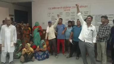 सवायजपुर: सिलवारी गांव में एक महीने से फुंका ट्रांसफार्मर, ग्रामीणों ने तहसील पहुंचकर किया प्रदर्शन